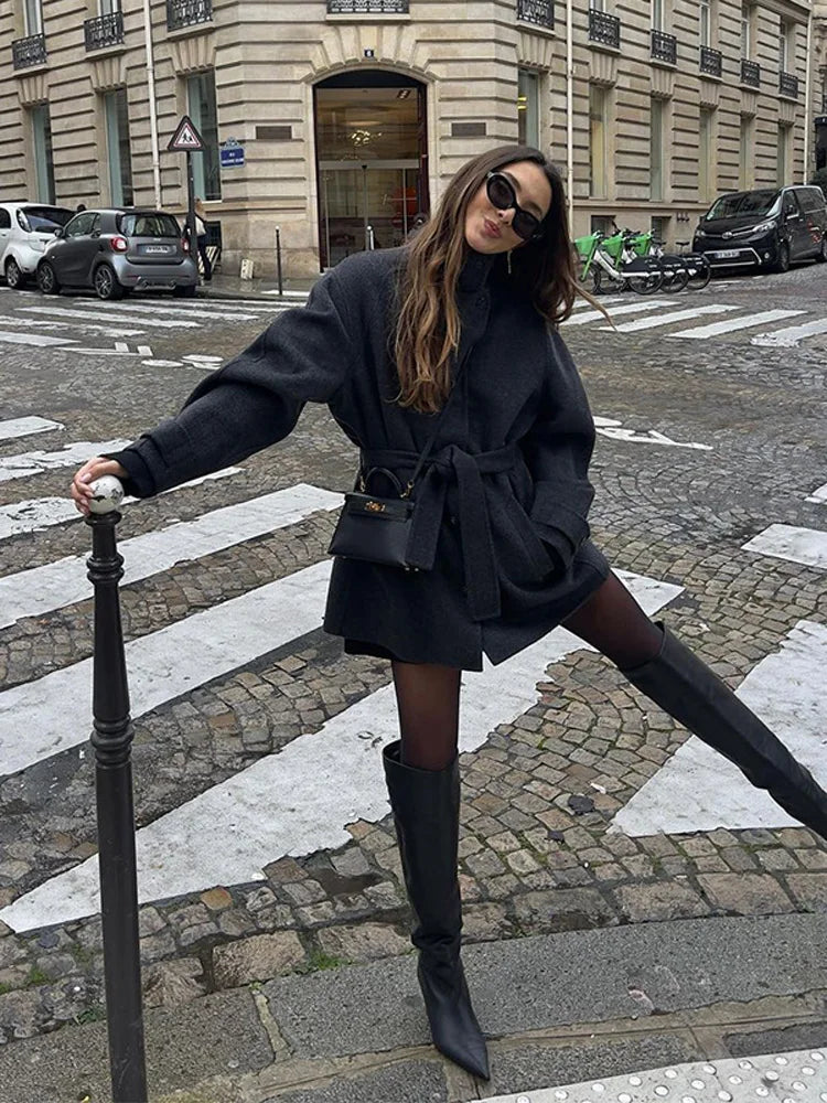 Edith | Dame Vinter Kort Frakke med Bælte og Ståkrave